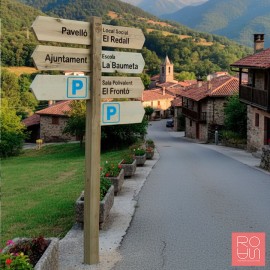 Banderoles de senyalització amb fusta i lletres gravades